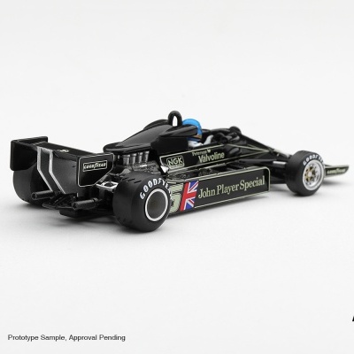 Miniatura de carro de Fórmula 1 preto com textos John Player Special e números 5