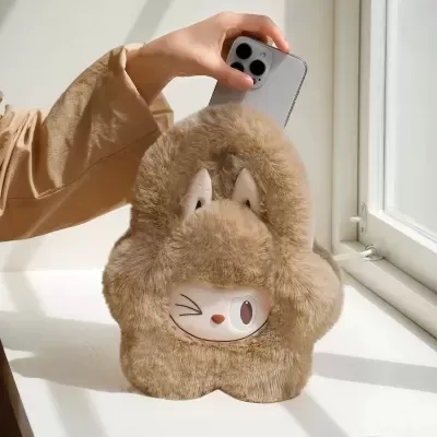 Mala felpuda castanha com padrão de coelho e telemóvel prateado