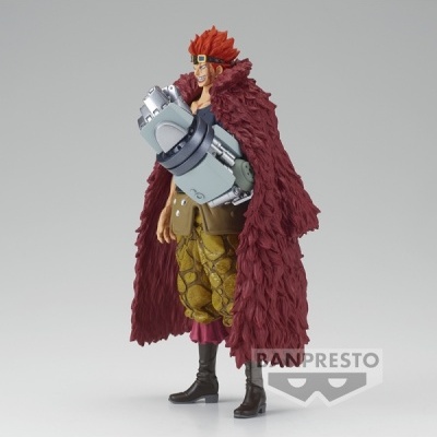 Figura colecionável Banpresto de personagem masculino com casaco vermelho e braço mecânico