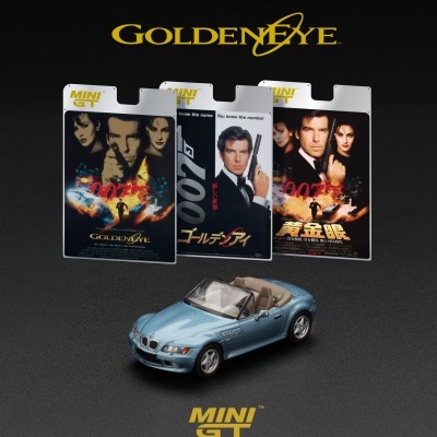 Miniatura de carro descapotável azul com cartazes do filme GOLDENEYE ao fundo