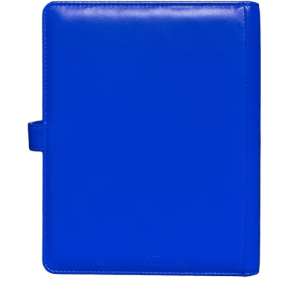 Pasta ou caderno de capa dura azul com fecho lateral em fundo branco