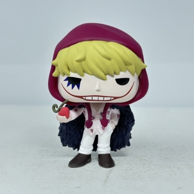 Figura colecionável de vinil com capuz vinho e cabelo amarelo