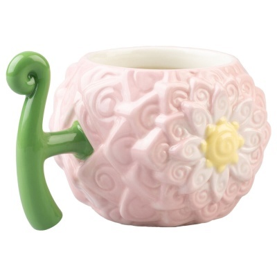 Caneca de cerâmica rosa com punho verde e flor amarela em relevo