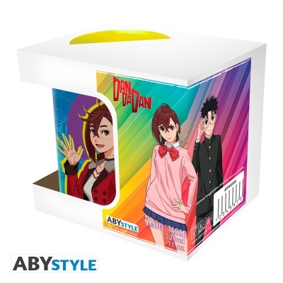 Caixa com caneca ABYSTYLE com personagens de anime DAN DAN DAN em fundo colorido