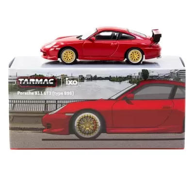 Miniatura de Porsche 911 GT3 vermelho com rodas douradas sobre caixa ilustrada