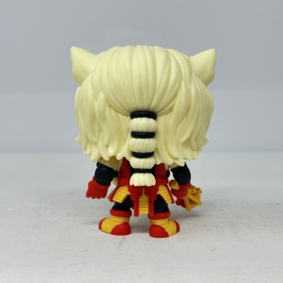 Figura vinyl loira vista de costas com roupa vermelha, preta e amarela e trança