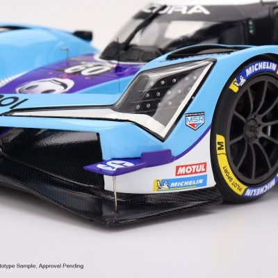 Miniatura de carro de corrida azul, roxo, branco com detalhes de patrocinadores e pneus Michelin