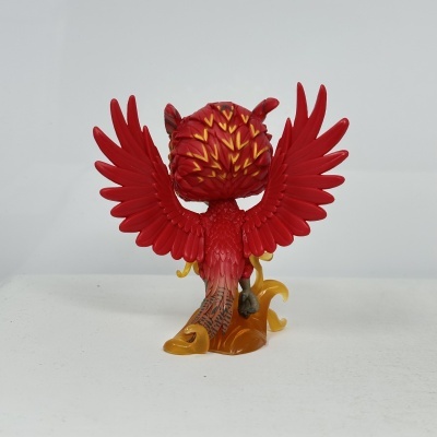 Figura de ação vermelha com asas abertas e base laranja translúcida