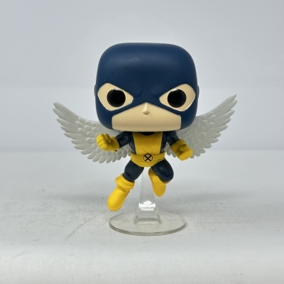 Figura Funko Pop de personagem Angra dos X-Men com máscara azul e roupa preta e amarela, asas brancas.