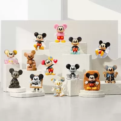 Miniaturas de Mickey Mouse coloridas e variadas sobre suportes de cimento branco