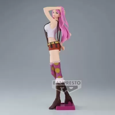 Figura colecionável de personagem feminina com cabelo rosa e roupas coloridas em suporte rosa