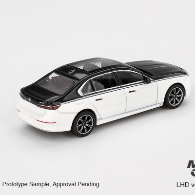 Miniatura de carro BMW preto e branco sobre fundo branco com texto
