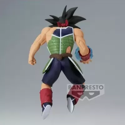Figura de ação masculina de costas com roupa verde, azul e vermelha em fundo cinzento.