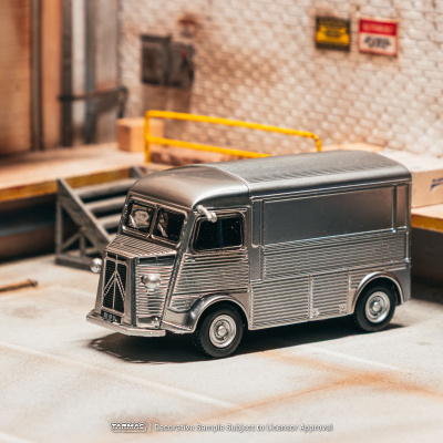 Modelo de carrinha prateada vintage num cenário industrial