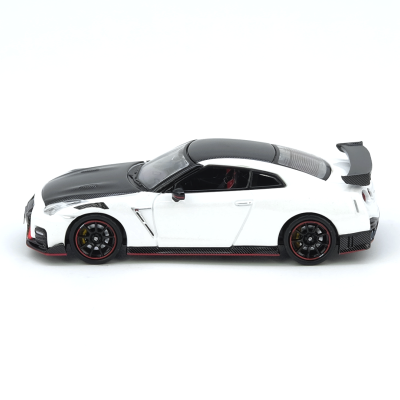 Miniatura de carro desportivo branco e preto em fundo branco