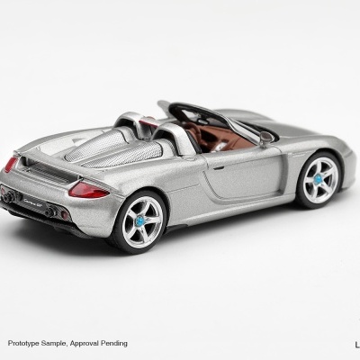 Miniatura de carro desportivo conversível prata com interior castanho e texto Carrera GT
