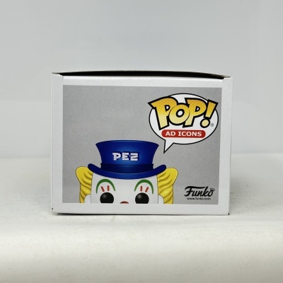 Caixa branca Funko Pop com boneco e texto POP! AD ICONS