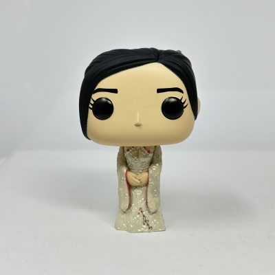 Figura Funko Pop mulher com vestido creme e cabelo preto