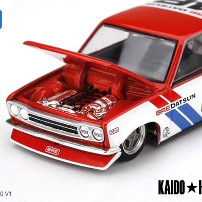 Miniatura de carro Datsun BRE 510 vermelho e branco com capô aberto e número 46