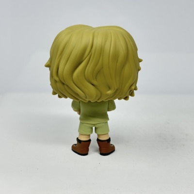 Figura Funko Pop com roupa verde e botas castanhas vista de costas