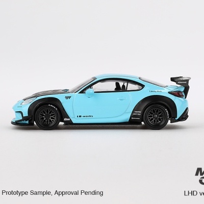 Miniatura de carro desportivo azul claro com detalhes pretos e asa traseira