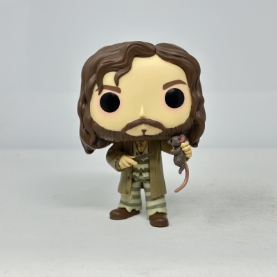 Boneco Funko Pop personagem com cabelo castanho e rato cinzento