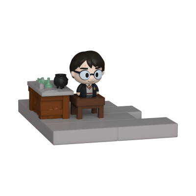 Brinquedo vinil de personagem com escrivaninha e bancada com frascos e caldeirão