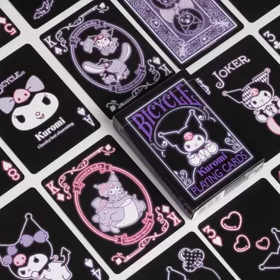 Baralho Bicycle Kuromi com cartas pretas e roxas com desenhos animados.