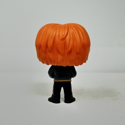 Figura Funko Pop de costas com cabelo laranja e roupa preta