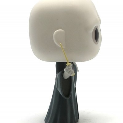Figura Funko Pop Voldemort com pele branca e capa preta