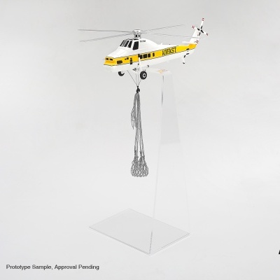 Modelo de helicóptero branco e amarelo suspenso em suporte transparente