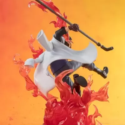 Figura colecionável de personagem masculino com casaco branco e fogo