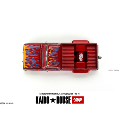 Miniatura de carro Chevrolet Silverado vermelho com chamas e texto KAIDO HOUSE