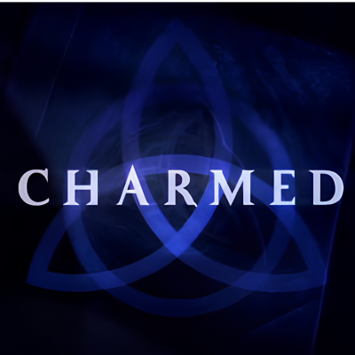 Texto CHARMED em letras brancas sobre fundo azul escuro com símbolo de triângulo entrelaçado azul.