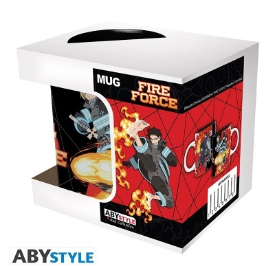 Caneca Fire Force com design de personagens em chamas na embalagem