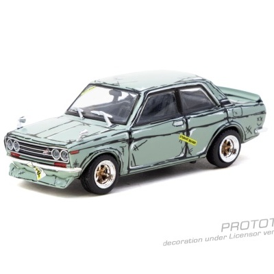 Modelo de carro de brinquedo verde claro com adesivos amarelos e desenhos pretos