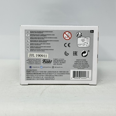 Embalagem branca com texto multilingue e símbolos de aviso para crianças.