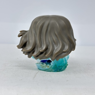 Figura colecionável com cabelo castanho ondulado e base azul translúcida