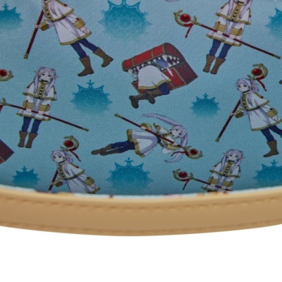 Forro azul com padrão de personagens de manga e uma boca vermelha aberta