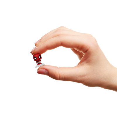 Figura pequena do Deadpool segurada por uma mão humana