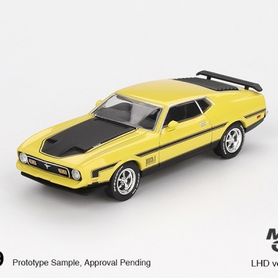 Modelo miniatura de carro desportivo amarelo e preto em fundo branco