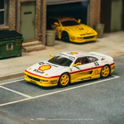 Modelo de carro de corrida branco e amarelo com número 82