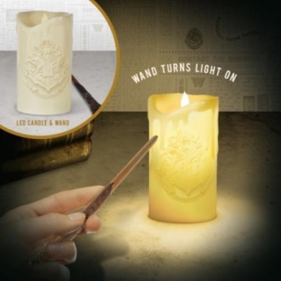 Vela LED creme com relevo e varinha mágica com texto