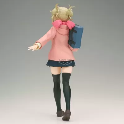 Figura anime com casaco rosa, saia azul, meias pretas e mochila azul vista de costas