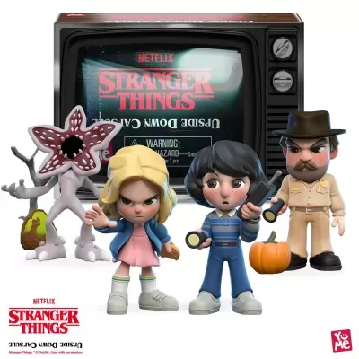 Figuras colecionáveis da série Stranger Things em frente a TV retro preta com texto no ecrã