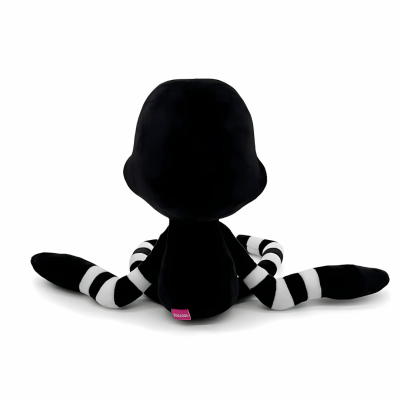 Peluche preto com pernas listradas preto e branco e etiqueta rosa