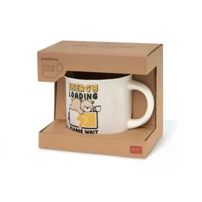 Caneca branca com ilustração de urso e texto, numa caixa de cartão castanho