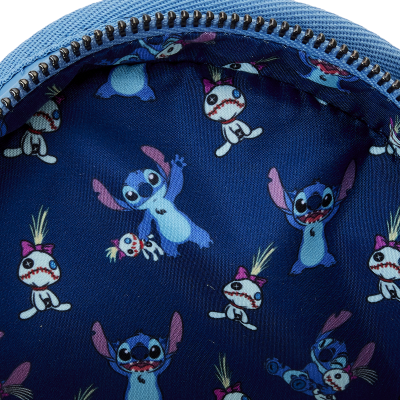 Interior de bolsa com padrão de Stitch e bonecos em tecido azul escuro