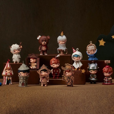 Conjunto de 13 bonecos decorativos variados em exposição sobre plataformas de madeira.