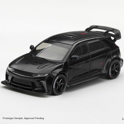 Miniatura de carro desportivo preto com spoiler traseiro e logo MINI GT